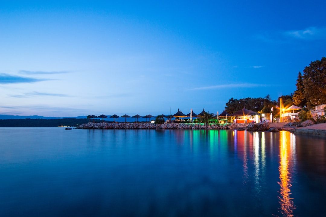 Njivice plaža i beach bar u ljetnoj noći